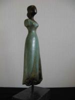bronzen beeld vrouw-danseres